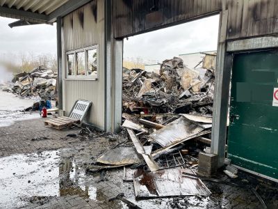 Brandschaden an einem Industriegeb&auml;ude mit eingest&uuml;rztem Dach, verkohlten Tr&uuml;mmern und ru&szlig;geschw&auml;rzten W&auml;nden.